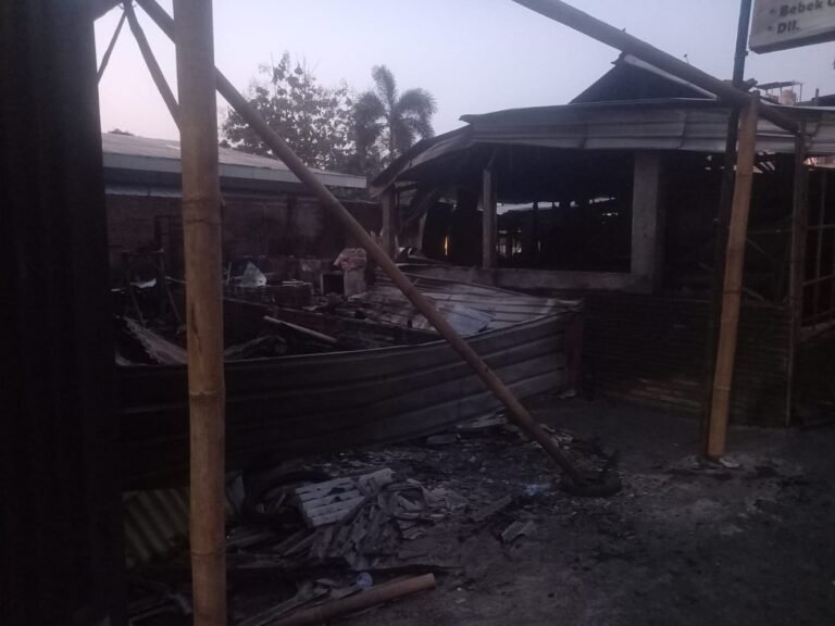 Kebakaran di Jalan Danau Ranau Sawojajar Malamg Lumat Kios dan Warung