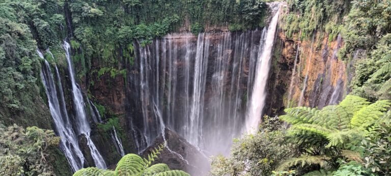 PESONA AIR TERJUN BERTIRAI YANG MENDUNIA “TUMPAK SEWU”