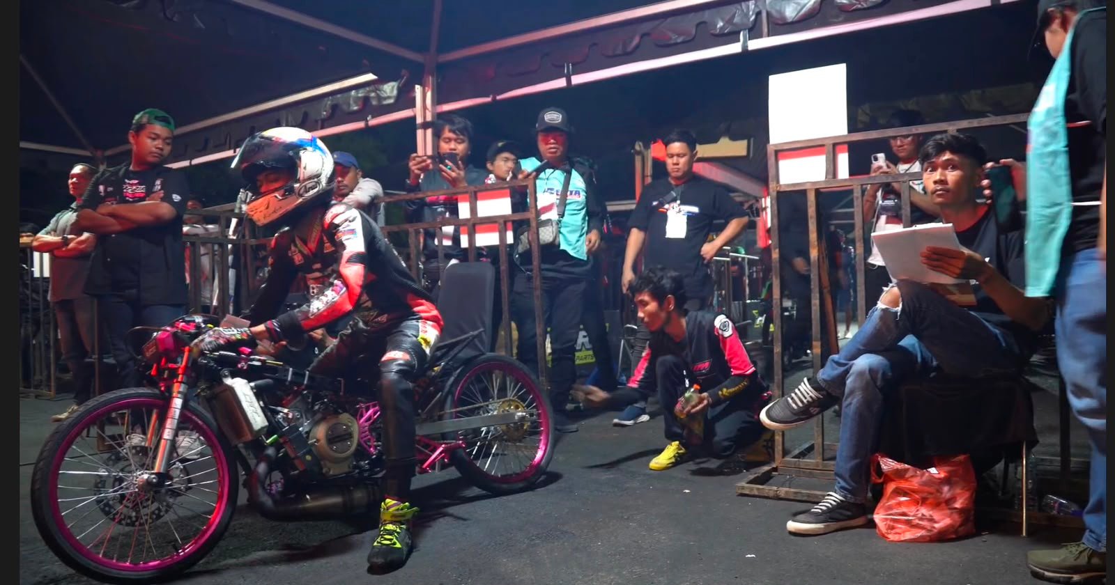 Dok:folksnews.id ,ko hans tecno tuner mengawasi langsung taufik maulanan melakukan start