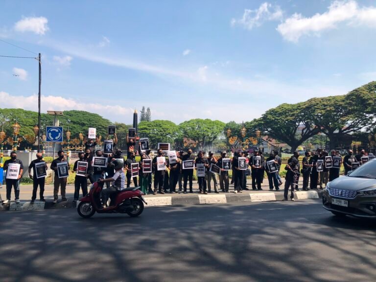 Protes Sebutan “Londo Ireng”, Wartawan se-Malang Raya Gelar Aksi Jalan Mundur Tuntut Presiden Minta Maaf