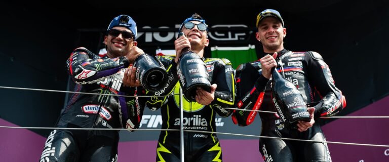 Aprilia Pesta Podium di Silverstone, Fernandez Juarai GP Inggris di Depan Martin dan Bezzecchi