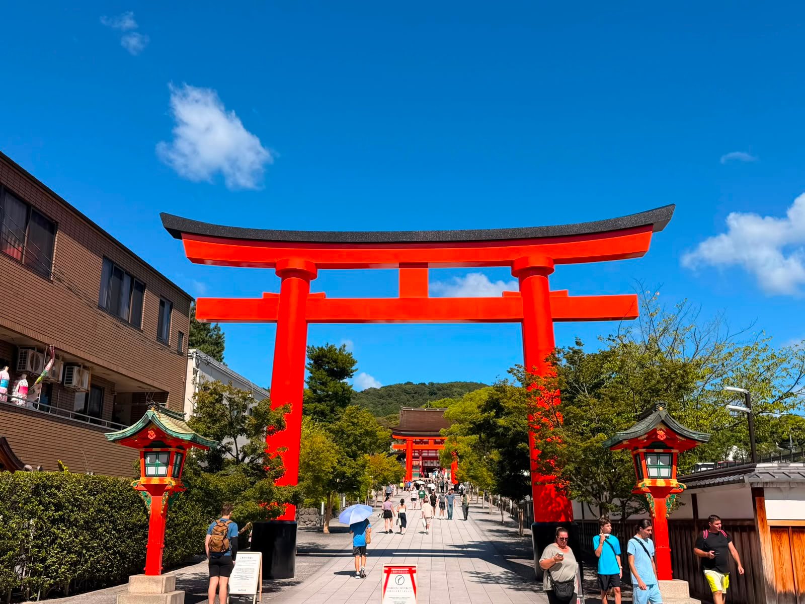 Wisatawan berjalan di jalur Senbon Torii Fushimi Inari Kyoto