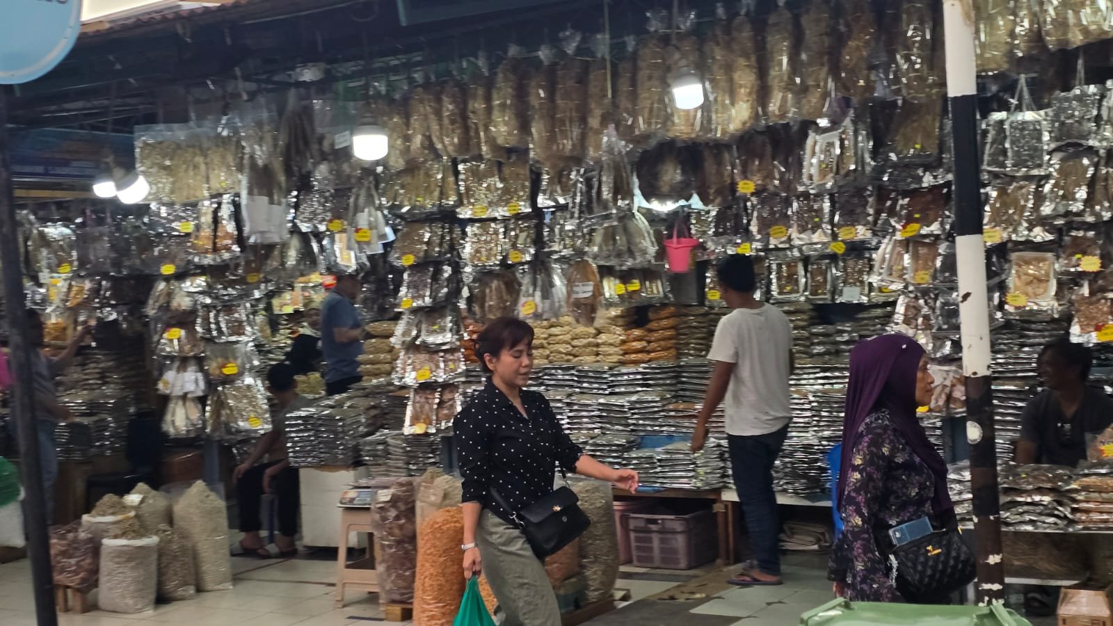 Lapak pasar kering menjajakan aneka hasil laut olahan dan kerupuk khas Sabah yang dikemas dalam kantong-kantong berlapis foil