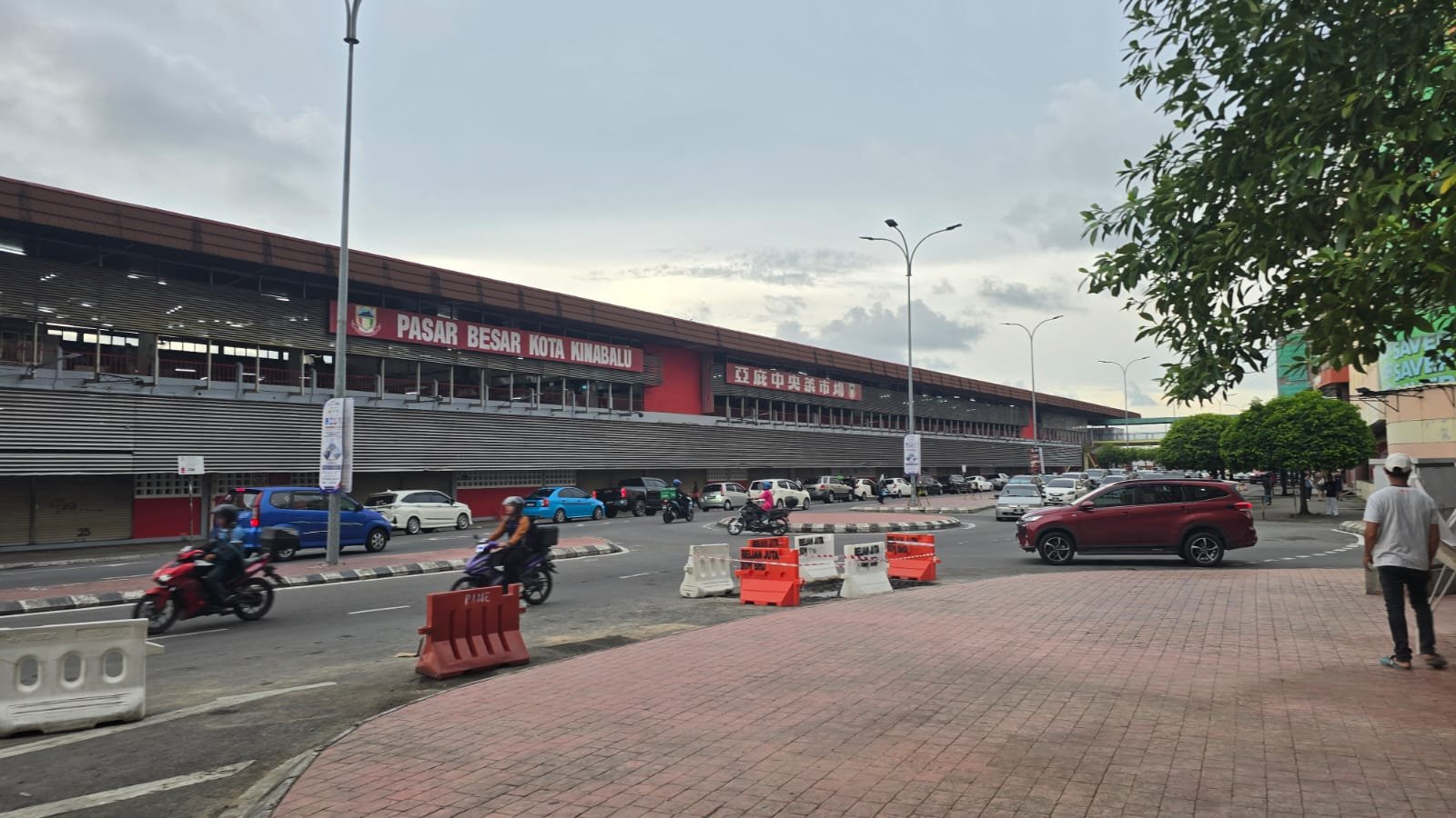 Suasana Pasar Besar Kota Kinabalu yang berdiri megah di tepi laut, Jalan Tun Fuad Stephens, pusat Kota Kinabalu, Sabah, Malaysia