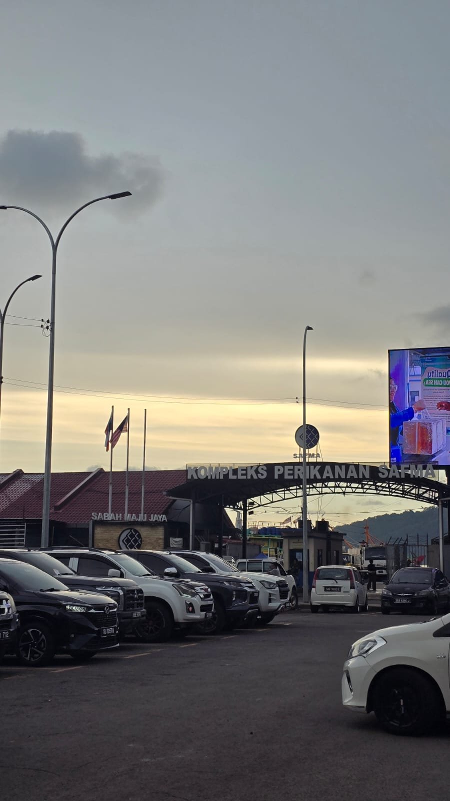 Gerbang Kompleks Perikanan SAFMA yang menjadi pusat distribusi hasil laut segar dari nelayan Sabah menjelang senja.