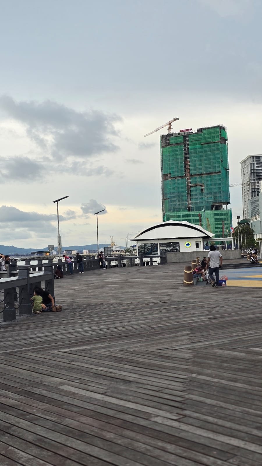 Dermaga kayu di kawasan waterfront Kota Kinabalu, lokasi favorit warga dan wisatawan menikmati suasana laut sambil memandang gedung-gedung tinggi di pusat kota yang terus tumbuh
