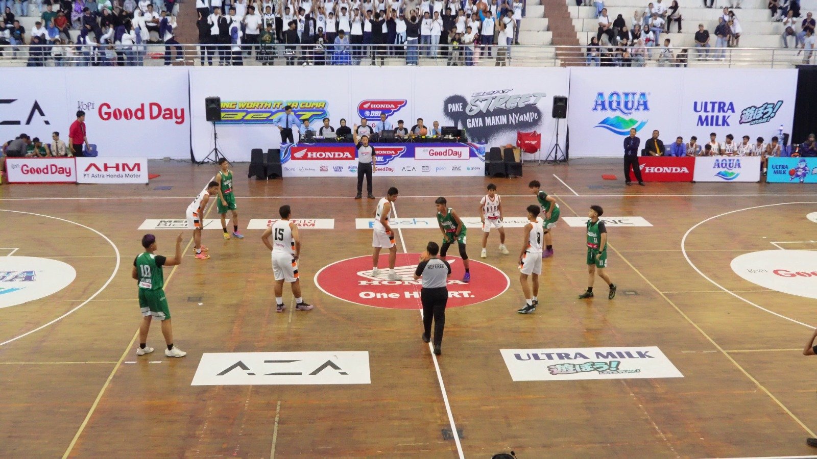 SMP Islam Sabilillah Malang vs SMPN 4 Malang berlaga di Junior Honda DBL with Kopi Good Day 2026 East Java South di Gor Ken Arok