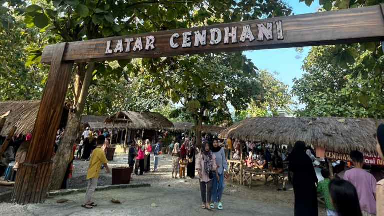 PASAR MINGGU LEGI LATAR CENDHANI MENGHIDUPKAN KEMBALI BUDAYA TEMPO DULU