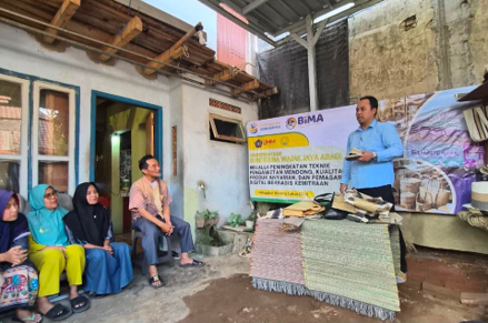 Dari Desa Menuju Pasar Nasional: UMM Sulap Anyaman Mendong Wajak Naik Kelas Lewat Teknologi dan Digitalisasi