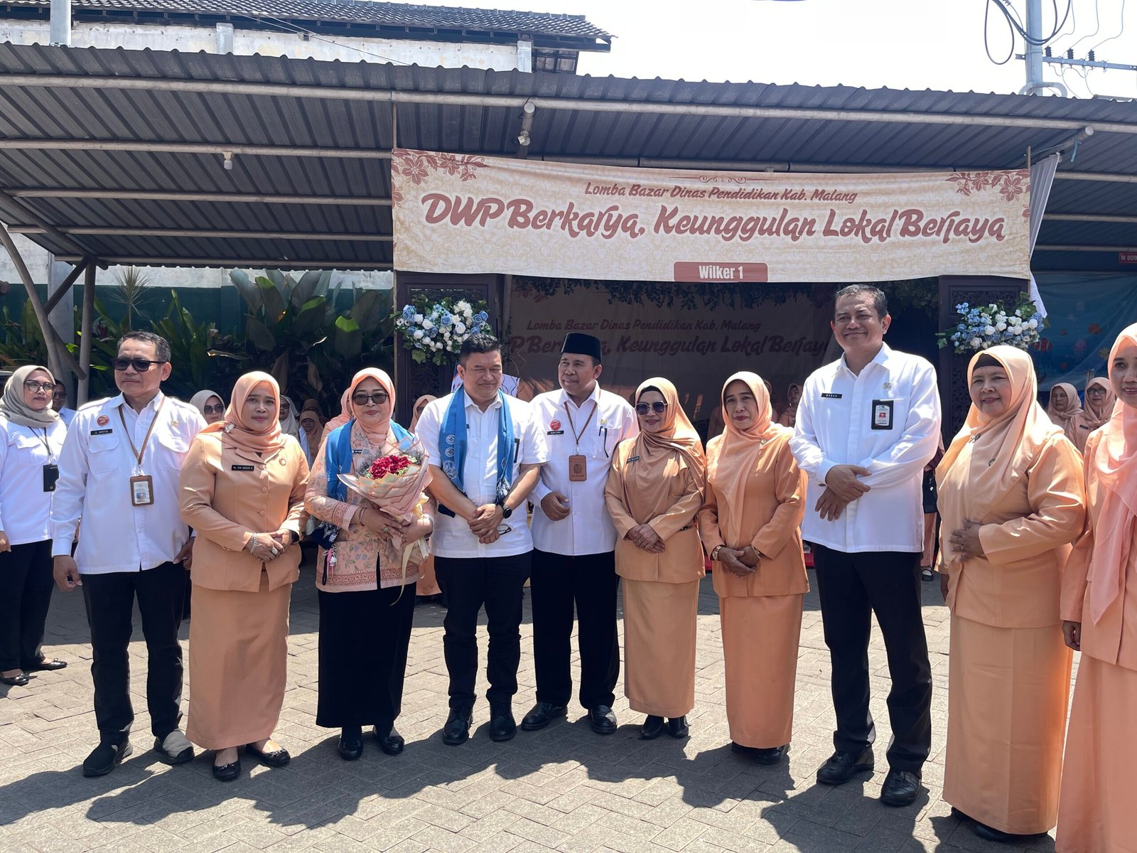 Sekda mengunjungi stand kreativitas DWP Dinas Pendidikan Kabupaten Malang