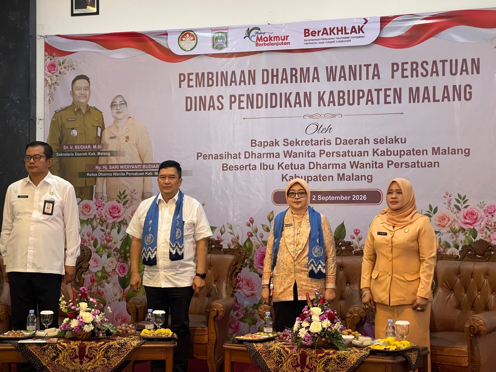 Sekda dan Ketua DWP Kabupaten Malang dalam kegiatan pembinaan DWP Dinas Pendidikan