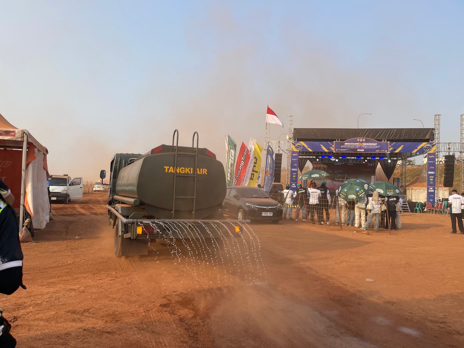 Mobil Tanki TNI membantu menyiram lintasan rally di Batang