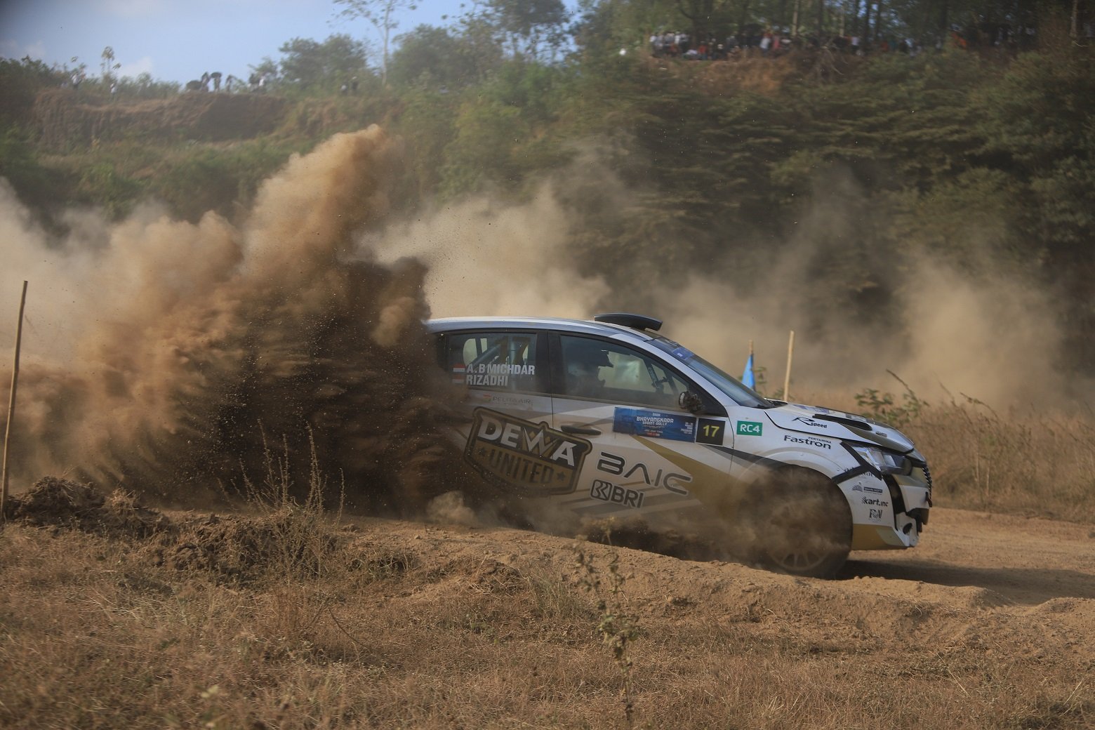 Emmanuel Amandio bersama navigator H. Rizky Fauzi saat berlaga di Kejurnas Bhayangkara Sprint Rally 2026 Putaran 3 di Pasuruan