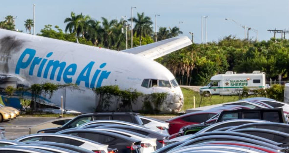 pesawat kargo Amazon tergelincir Miami