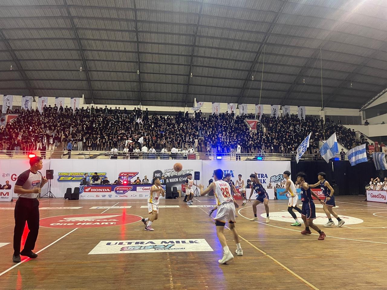 Suporter memadati tribun GOR Ken Arok saat final Honda DBL 2026