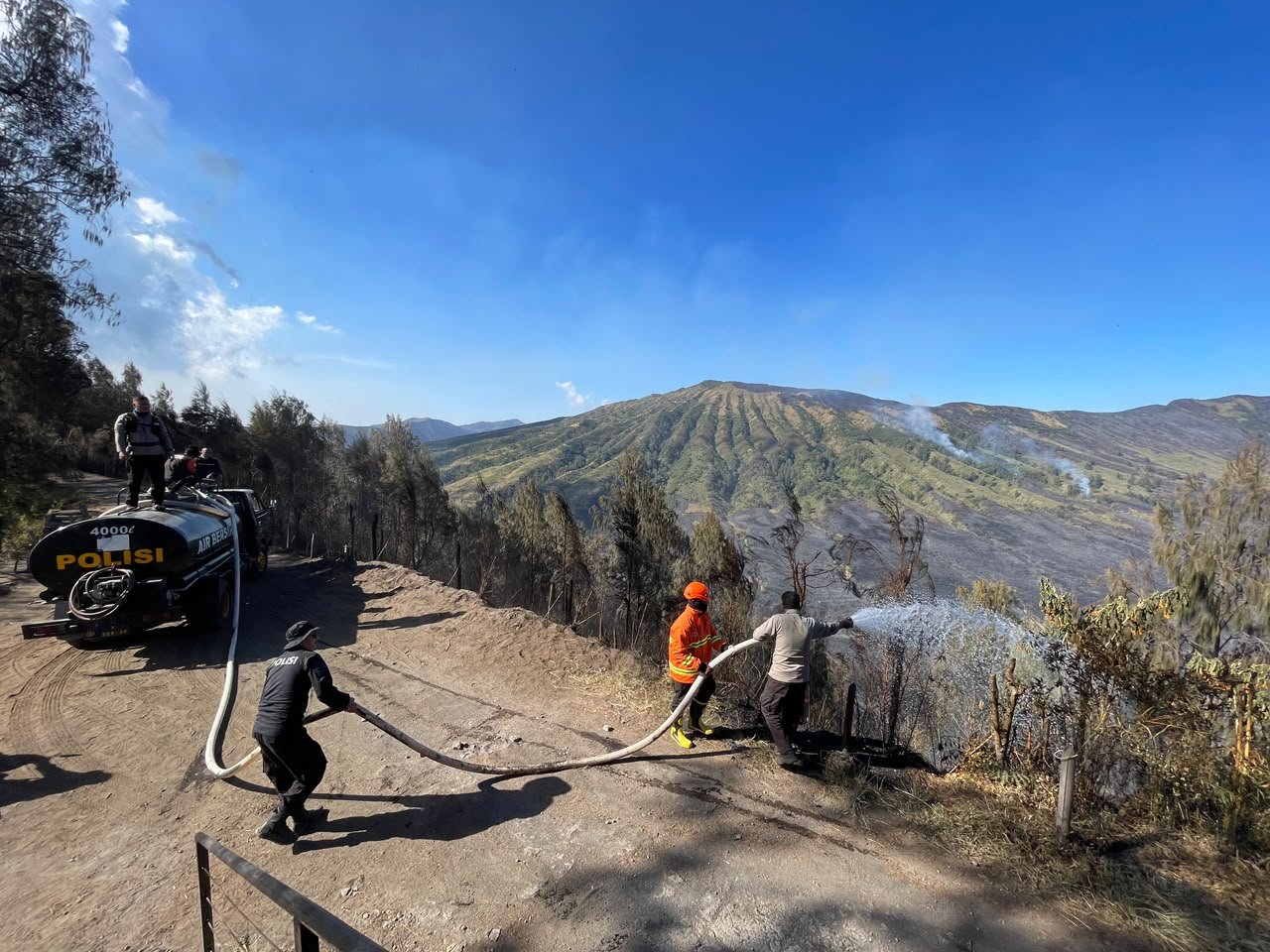 Petugas melakukan pendinginan Bromo Hillside pascakebakaran