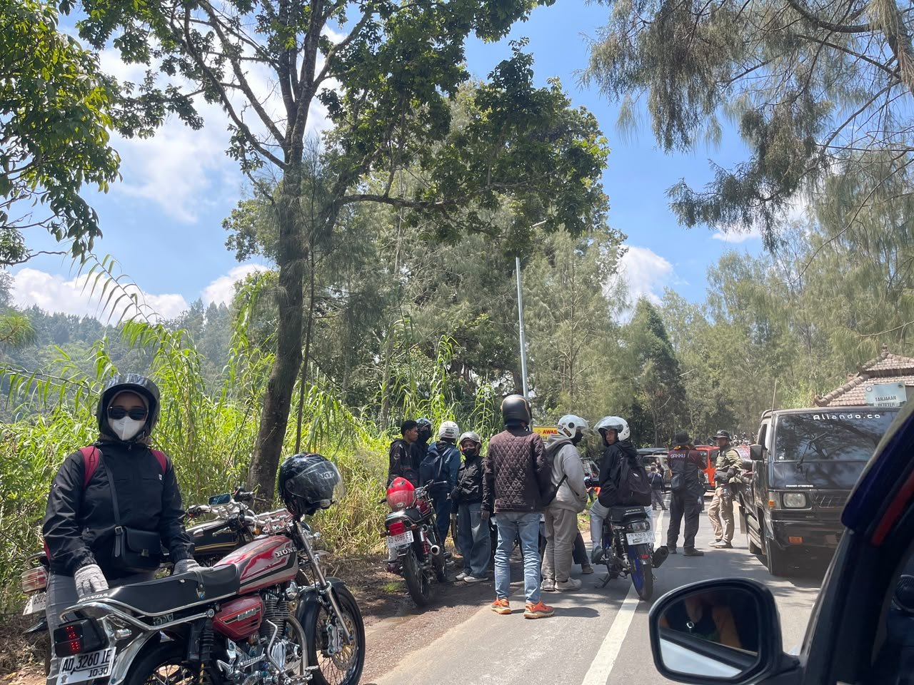 Kemacetan Akibat Penutupan jalan sementara menuju kawasan Bromo Hillside