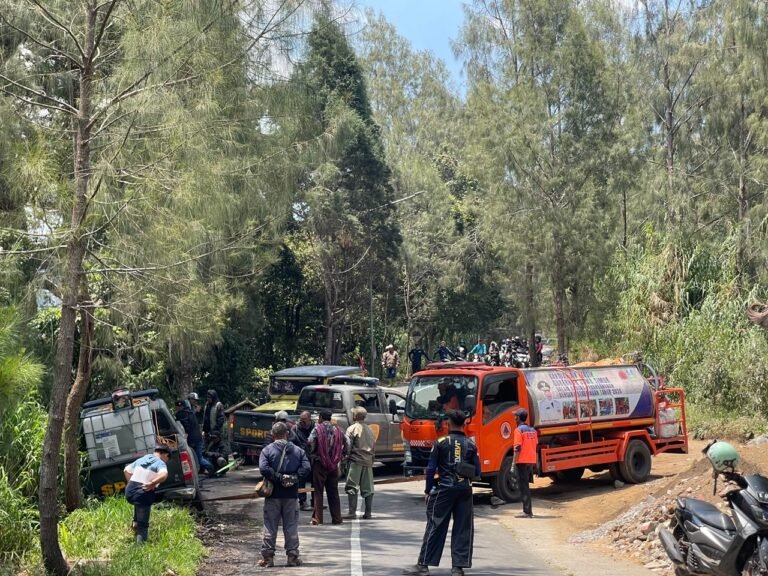 Mobil tangki air Ditjen Penegakan Hukum Kementerian Kehutanan di jalur menuju Bromo Hillside