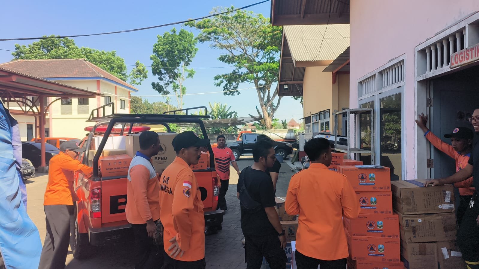 Bantuan logistik karhutla untuk personel di pos lapang Precet Wagir