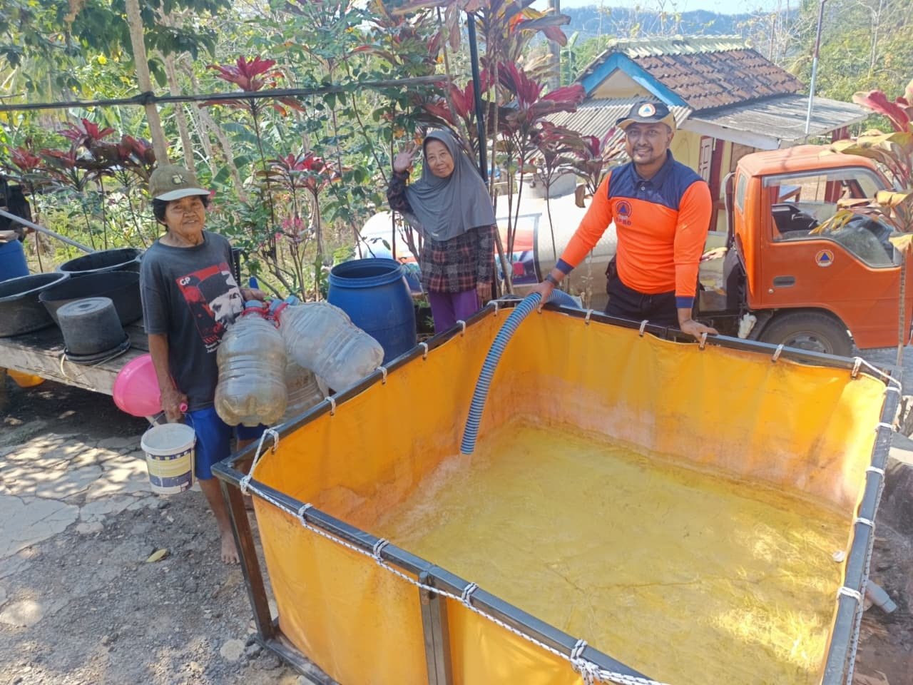 BPBD Kabupaten Malang menyalurkan air bersih kepada warga terdampak kekeringan