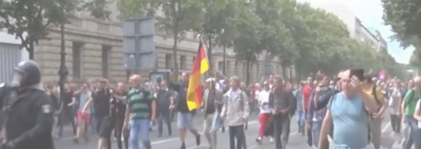 Demonstran membawa poster solidaritas terhadap pelajar Prancis dalam aksi di Berlin, Jerman, 17 Oktober 2026