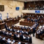 Anggota parlemen Israel mengadakan sidang di dalam gedung Knesset yang penuh sesak saat krisis politik terjadi setelah hasil pemilu yang buntu.
