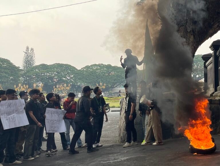 Aksi Tuntutan Mahasiswa terhadap 4 Tahun Tragedi Kanjuruhan di Balai Kota Malang