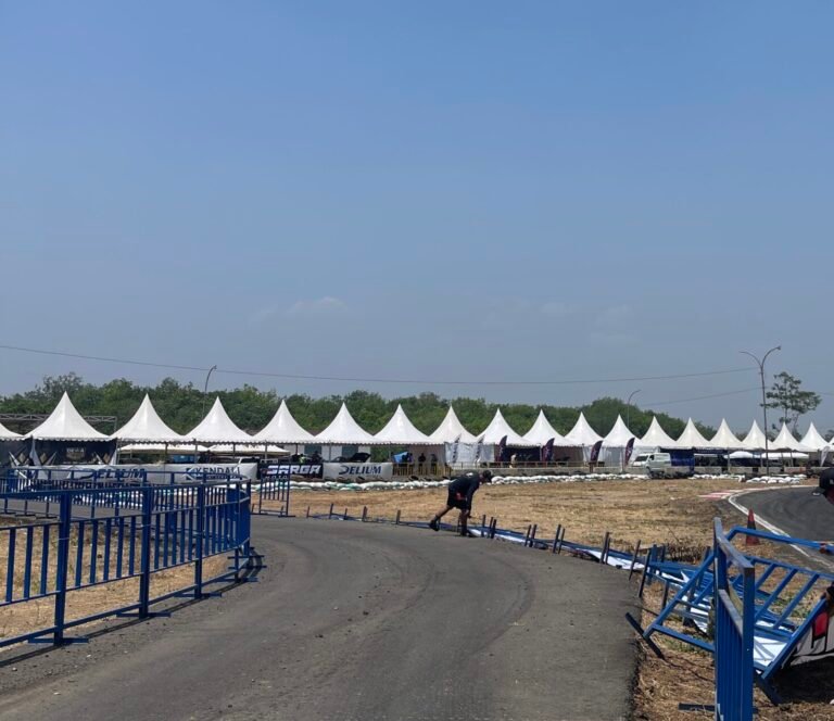 Pembatas Jalan di Sirkuit Mijen Ambrol diterpa Angin
