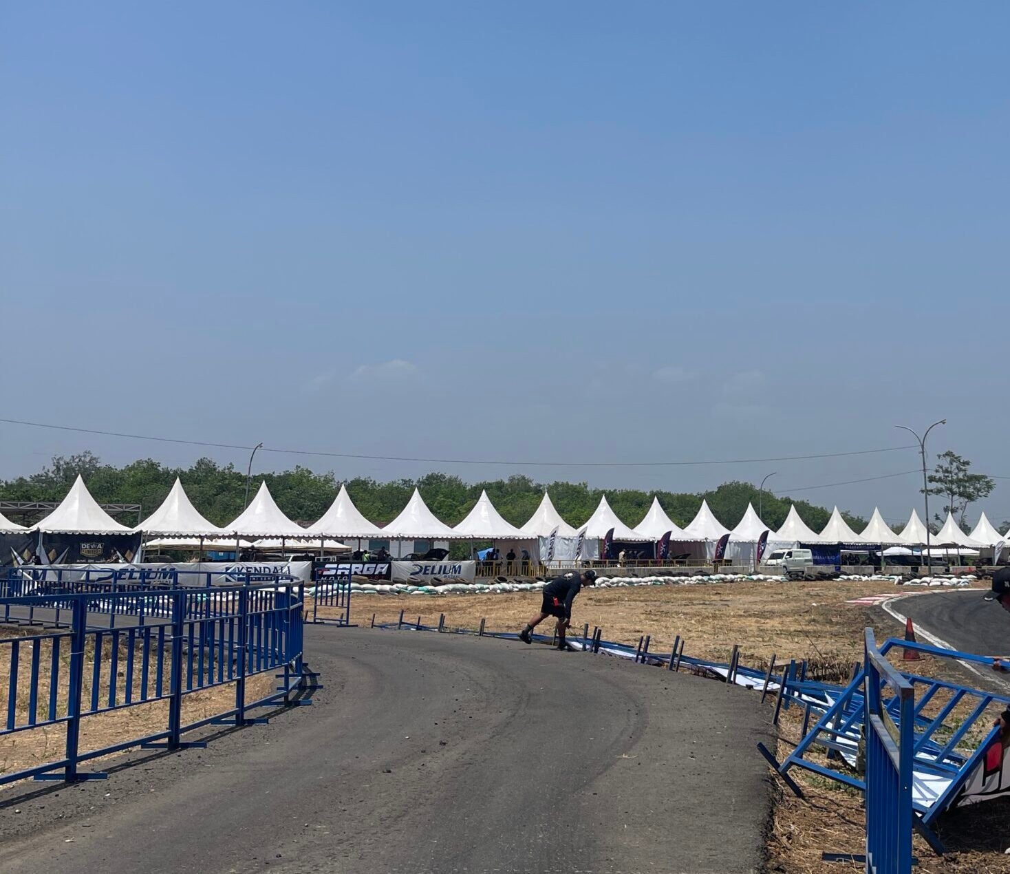 Pembatas Jalan di Sirkuit Mijen Ambrol diterpa Angin
