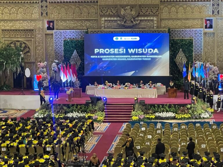 Wisuda UT Angkatan 2026 di Graha Unesa