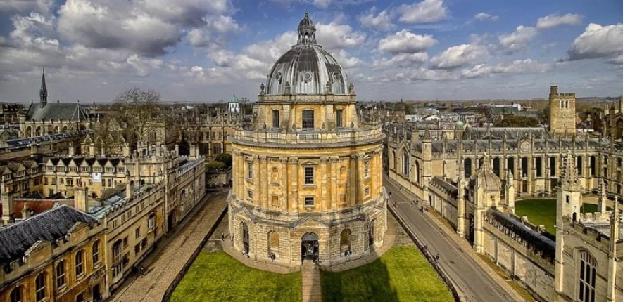 Stasiun kereta Oxford di Inggris di tengah imbauan pemerintah untuk meningkatkan kesiapsiagaan menghadapi keadaan darurat.