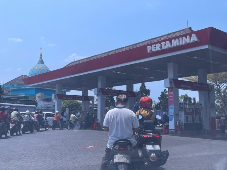 Antrean BBM Kepanjen di SPBU Jalan Panglima Sudirman