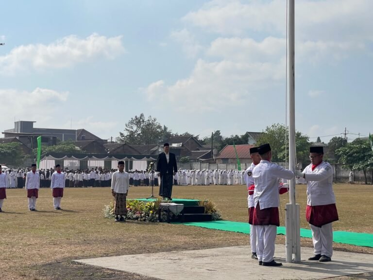 Apel dan pengibatan bendera merah putih