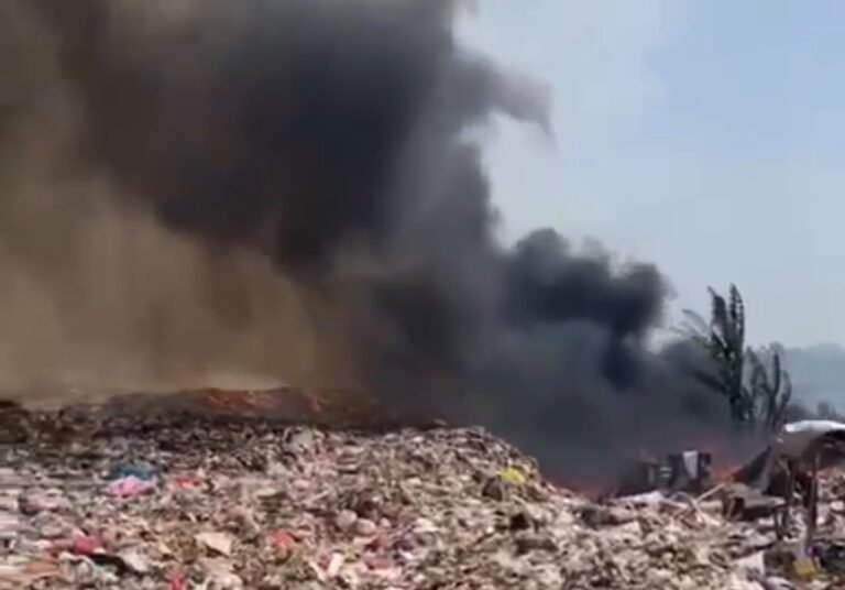 Kebakaran TPA Supit Urang Kota Malang pada Rabu 21 Oktober 2026 saat petugas melakukan pemadaman