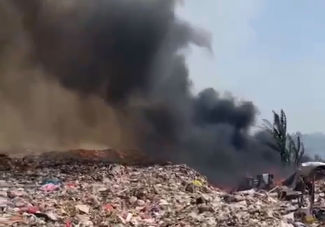 Kebakaran TPA Supit Urang Kota Malang pada Rabu 21 Oktober 2026 saat petugas melakukan pemadaman