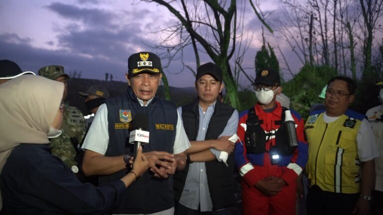 Wali Kota Malang Wahyu Hidayat dan Ketua Komisi C DPRD Kota Malang meninjau kebakaran TPA Supit Urang.