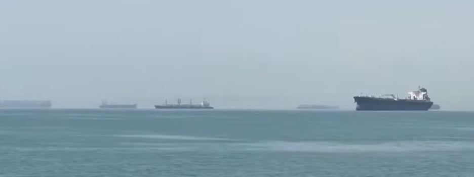 Barisan kapal kargo dan tanker yang melintas di perairan Selat Hormuz.