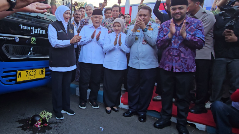 Prosesi pecah kendi oleh Gubernur Jatim dan Bupati Malang resmikan operasional Bus Trans Jatim Koridor 2.